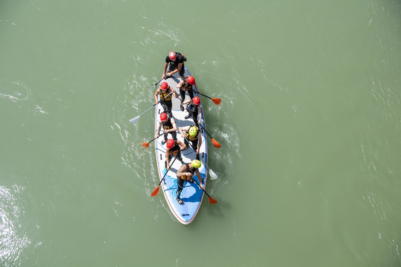 Gruppentour auf dem Riesen-SUP für 8 Personen, © Inn-Salzach Tourismus Gruppentour auf dem Riesen-SUP für 8 Personen, © Inn-Salzach Tourismus