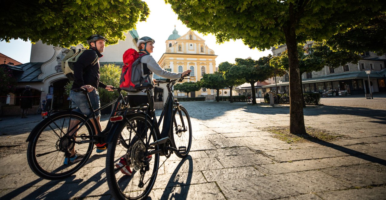 Radfahrer Altötting Kapellplatz, © Inn-Salzach Tourismus Radfahrer Altötting Kapellplatz, © Inn-Salzach Tourismus