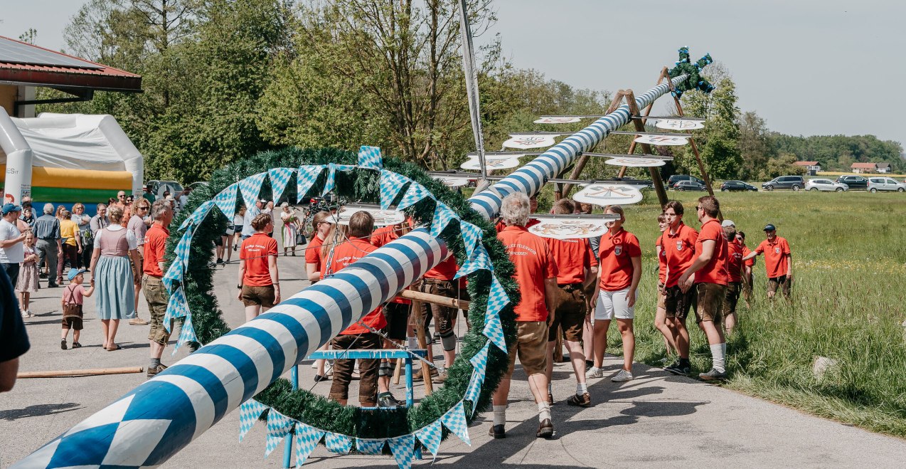 Gruppe beim Maibaum aufstellen, © Inn-Salzach Tourismus Gruppe beim Maibaum aufstellen, © Inn-Salzach Tourismus