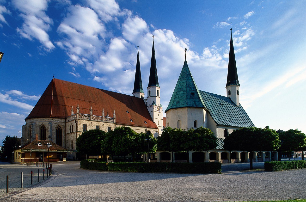 Stiftspfarrkirche St. Philippus und Jakobus hinter der Gnadenkapelle auf dem Altöttinger Kapellplatz, © Tourismusverband Inn-Salzach Stiftspfarrkirche St. Philippus und Jakobus hinter der Gnadenkapelle auf dem Altöttinger Kapellplatz, © Tourismusverband Inn-Salzach