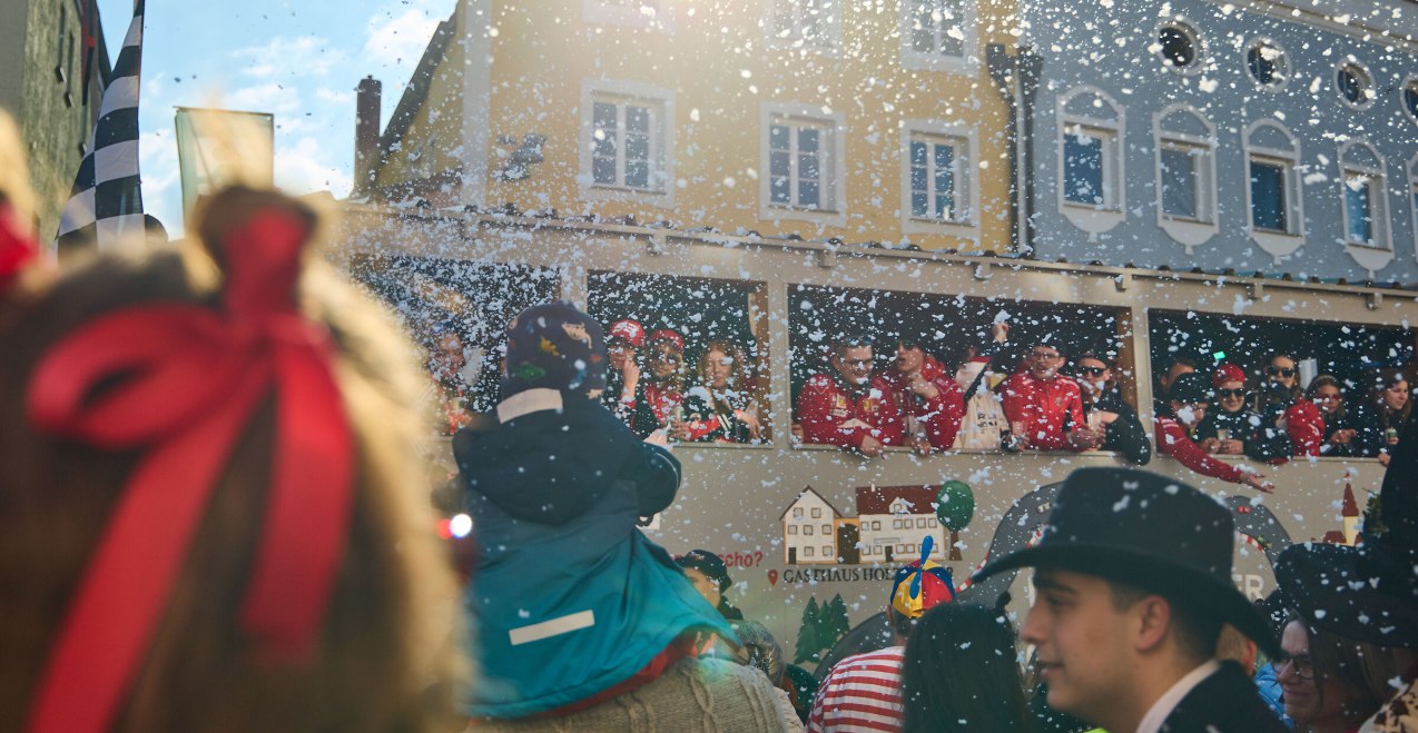 Faschingsumzug mit zahlreichen Besuchern, © Inn-Salzach Tourismus Faschingsumzug mit zahlreichen Besuchern, © Inn-Salzach Tourismus