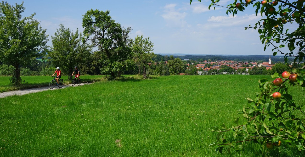 Radeln mit Blick auf Amerang, © Chiemsee-Alpenland Tourismus Radeln mit Blick auf Amerang, © Chiemsee-Alpenland Tourismus