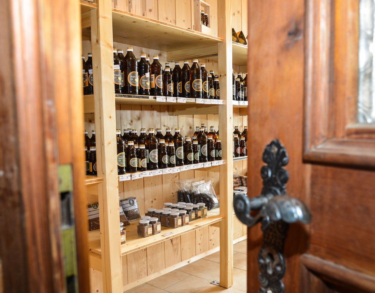 Öl-Verkauf im Hofladen, © Ölmühle Garting Öl-Verkauf im Hofladen, © Ölmühle Garting