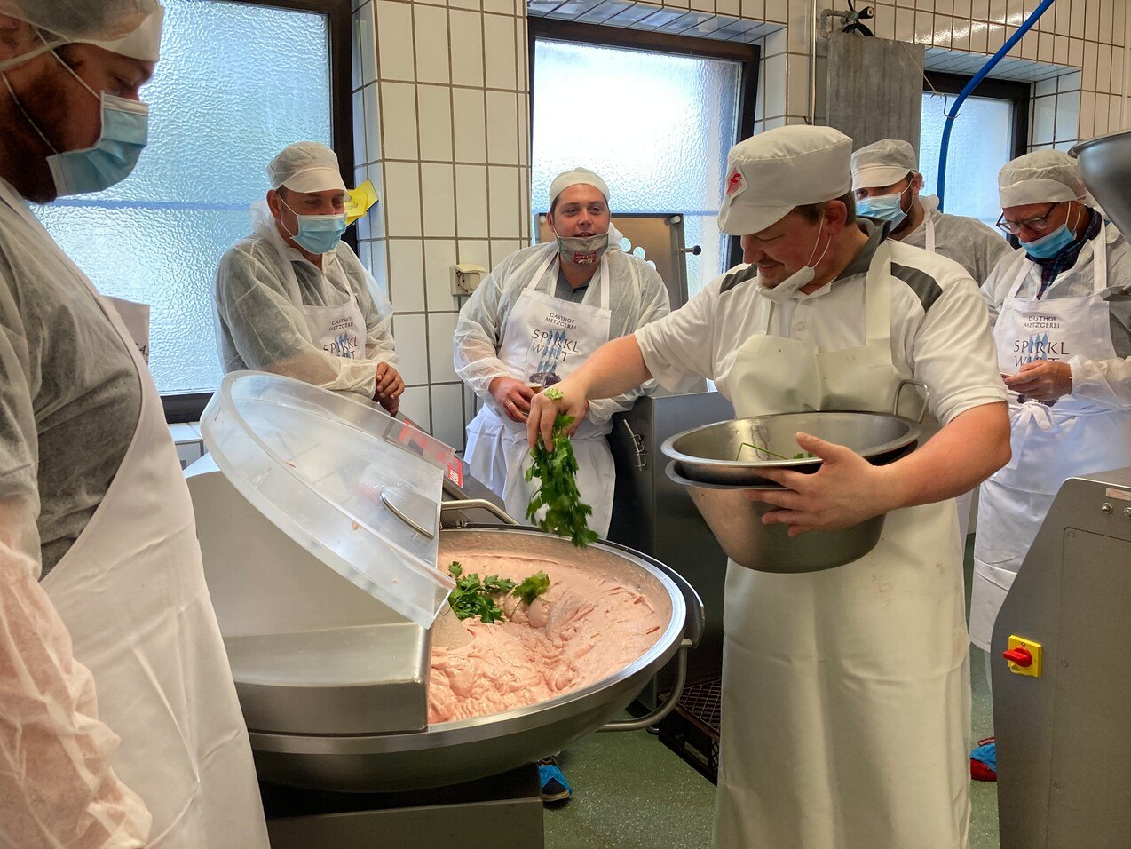 Andreas Spirkl zeigt, was ins Weißwurstbrät kommt, © Inn-Salzach Tourismus Andreas Spirkl zeigt, was ins Weißwurstbrät kommt, © Inn-Salzach Tourismus