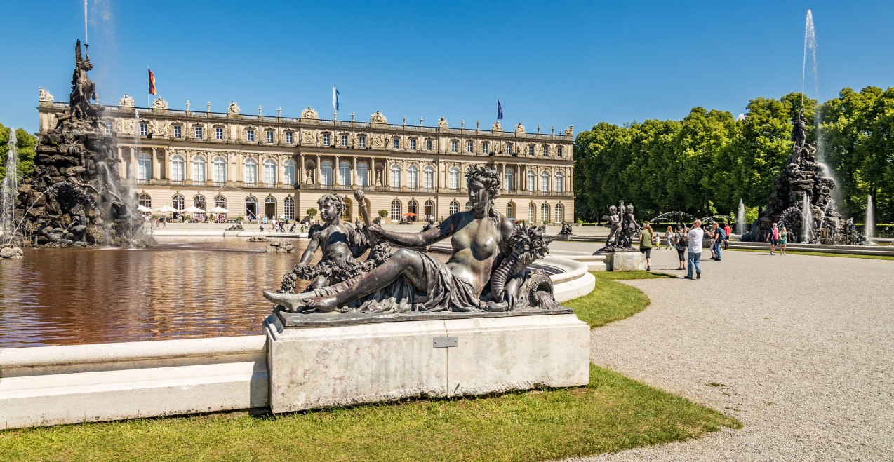 Schloss Herrenchiemsee mit Statue, © Chiemsee-Alpenland Tourismus/BSV Schloss Herrenchiemsee mit Statue, © Chiemsee-Alpenland Tourismus/BSV