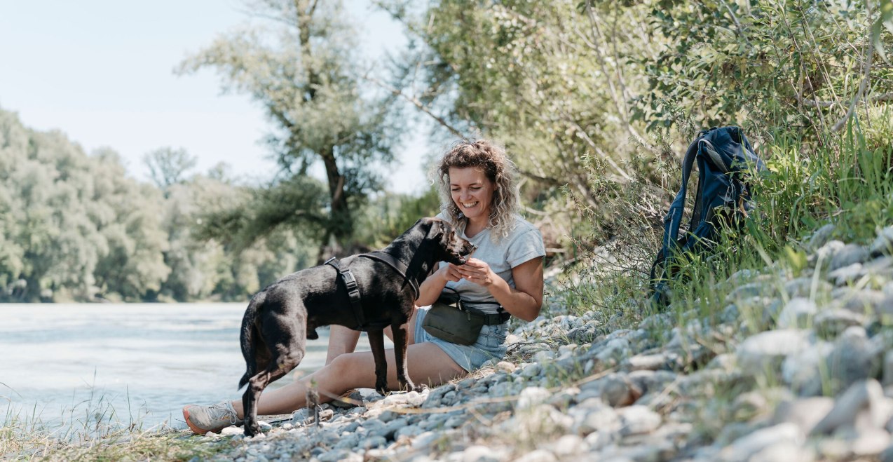Hund und Frau am Inn, © Inn-Salzach Tourismus Hund und Frau am Inn, © Inn-Salzach Tourismus
