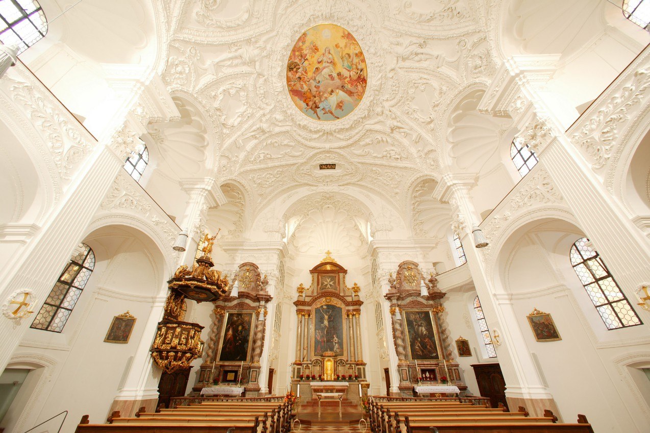 Der Innenraum der Kapuzinerkirche und des Klosters St. Magdalena auf dem Altöttinger Kapellplatz, © Tourismusbüro Altötting Der Innenraum der Kapuzinerkirche und des Klosters St. Magdalena auf dem Altöttinger Kapellplatz, © Tourismusbüro Altötting