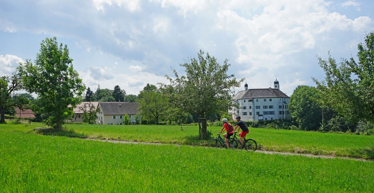 Schloss Amerang mit Radfahrern, © Chiemsee-Alpenland Tourismus Schloss Amerang mit Radfahrern, © Chiemsee-Alpenland Tourismus