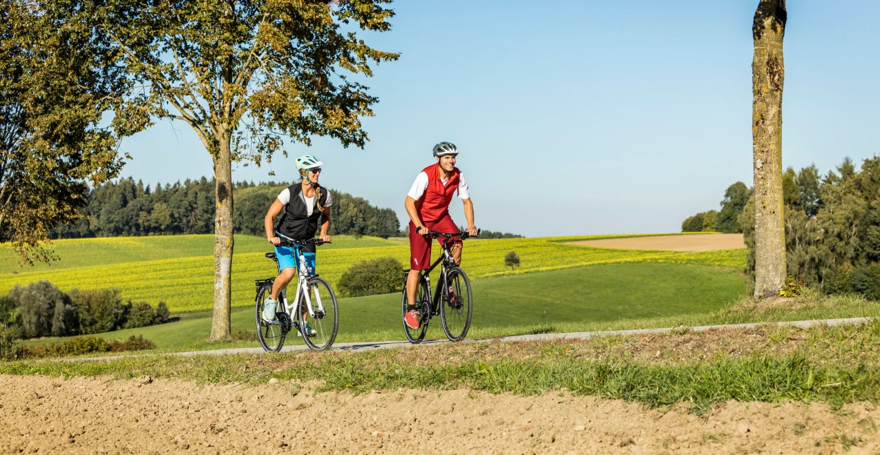 Radfahrer am Rott-Inn-Radweg, © Inn-Salzach Tourismus Radfahrer am Rott-Inn-Radweg, © Inn-Salzach Tourismus