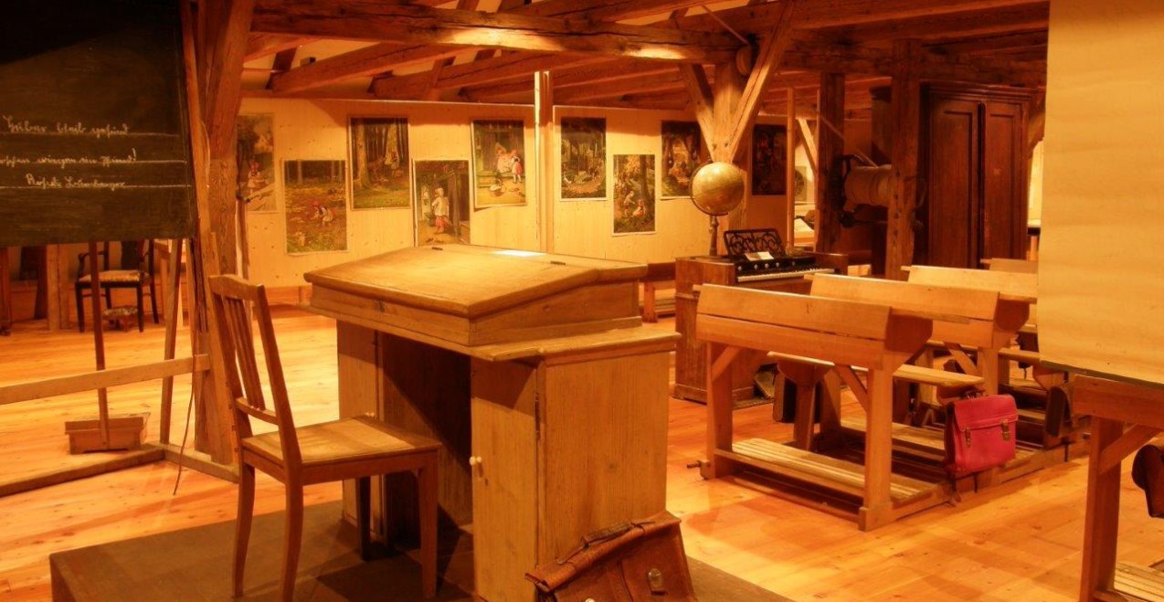 Sitzbank im historischen Klassenzimmer des Schulmuseums, © Verwaltungsgemeinschaft Neumarkt-Sankt Veit Sitzbank im historischen Klassenzimmer des Schulmuseums, © Verwaltungsgemeinschaft Neumarkt-Sankt Veit
