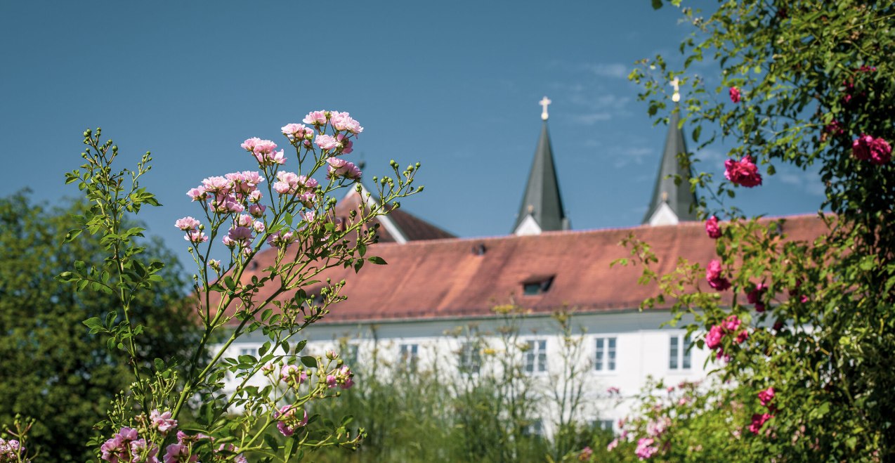 Kloster Gars mit Blumen, © Inn-Salzach Tourismus Kloster Gars mit Blumen, © Inn-Salzach Tourismus