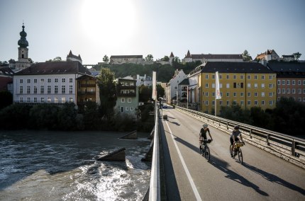 Radler auf der Salzachbr&uuml;cke Burghausen, &copy; Inn-Salzach Tourismus