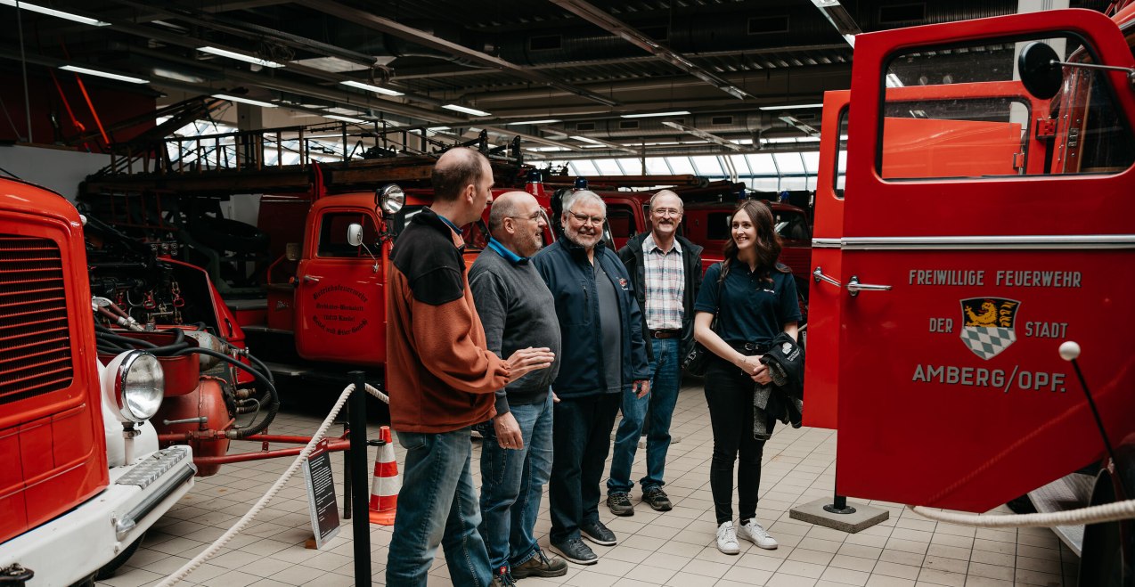 Gruppe bei einer F&uuml;hrung im Feuerwehrmuseum Bayern, &copy; Inn-Salzach Tourismus
