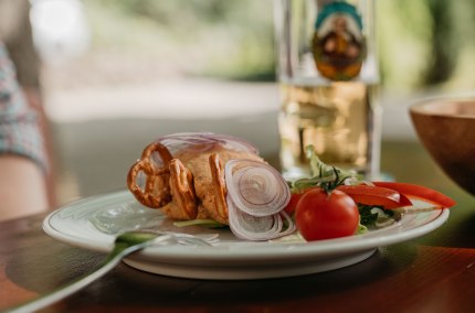 Obadzda auf Teller mit Zwiebeln und Tomaten, &copy; Inn-Salzach Tourismus