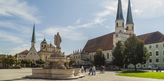 Alt&ouml;tting Kapellplatz mit Gnadenkapelle, &copy; Inn-Salzach Tourismus