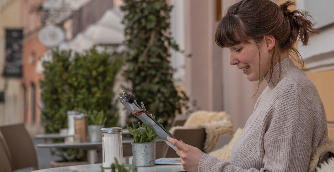 Brosch&uuml;ren lesen auf dem Stadtplatz Burghausen, &copy; Inn-Salzach Tourismus