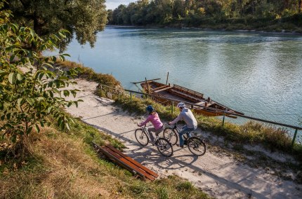 Innufer M&uuml;hldorf Radler, &copy; Inn-Salzach Tourismus, Adrian Greiter