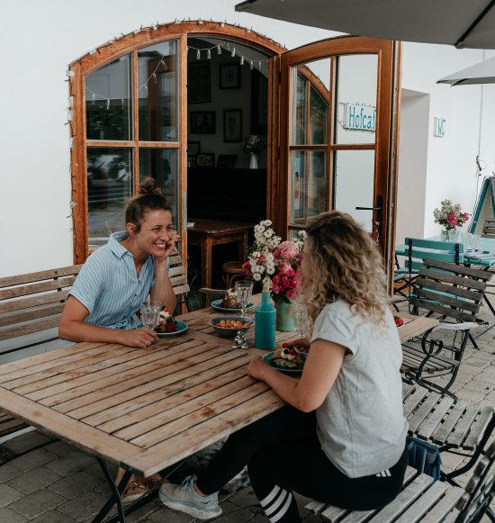 Frauen beim Kaffeeklatsch im Hofcafe, &copy; Inn-Salzach Tourismus