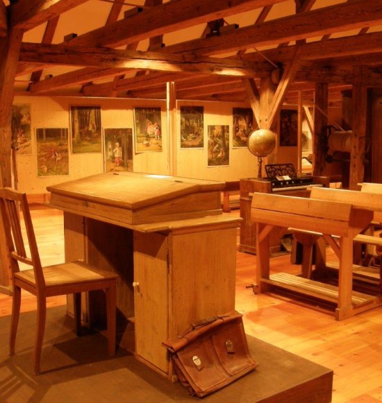 Sitzbank im historischen Klassenzimmer des Schulmuseums, &copy; Verwaltungsgemeinschaft Neumarkt-Sankt Veit