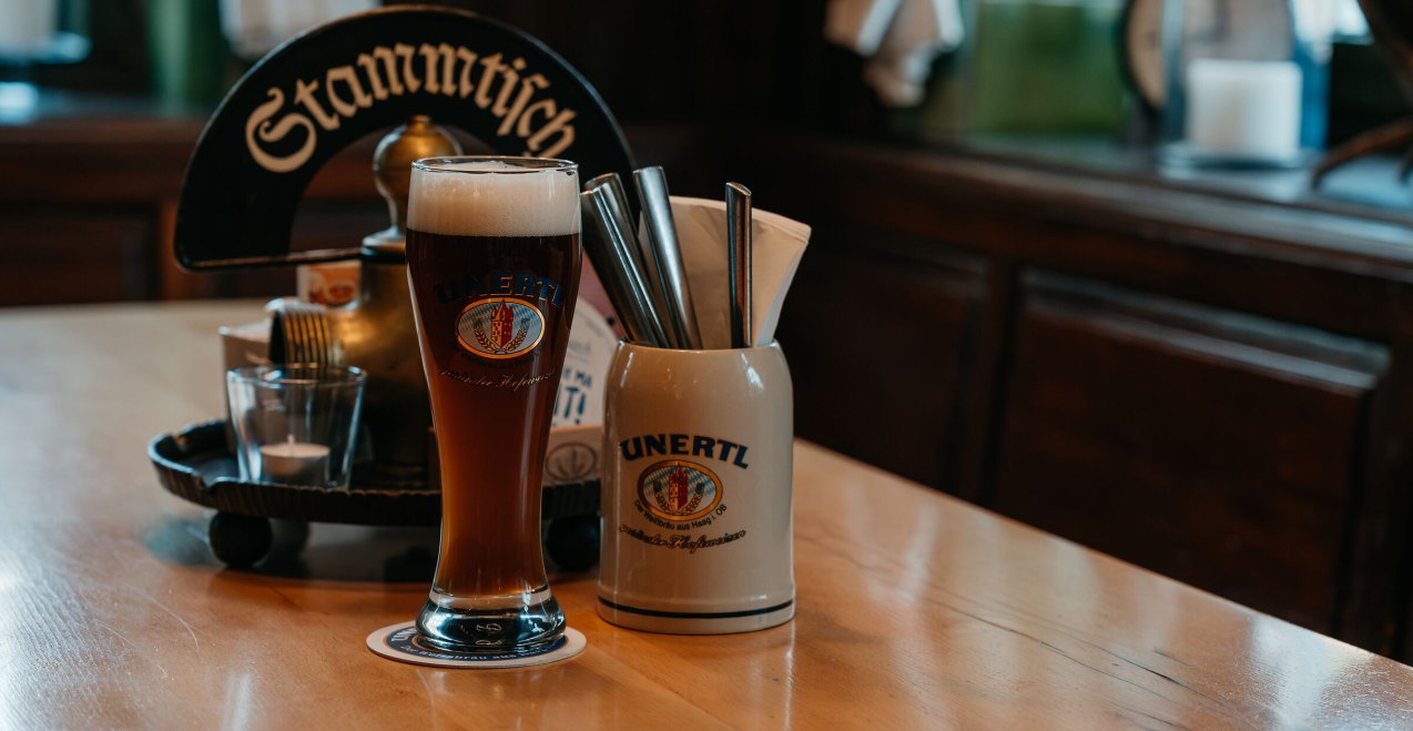 Unertl Wei&szlig;bier auf dem Stammtisch des Br&auml;ust&uuml;berls, &copy; Inn-Salzach Tourismus