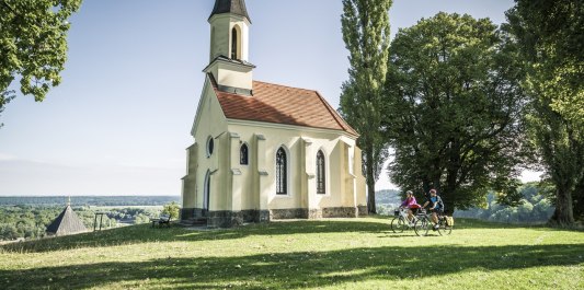 Die Kapelle St. Georg wurde als Gel&ouml;bniskapelle errichtet, nachdem ein mit 1000 Scheffel Getreide beladener Schiffzug an der Br&uuml;cke in Braunau zu zerschellen drohte. Die Kapelle steht auf dem Schlossberg in Kraiburg a. Inn., &copy; Inn-Salzach Tourismus