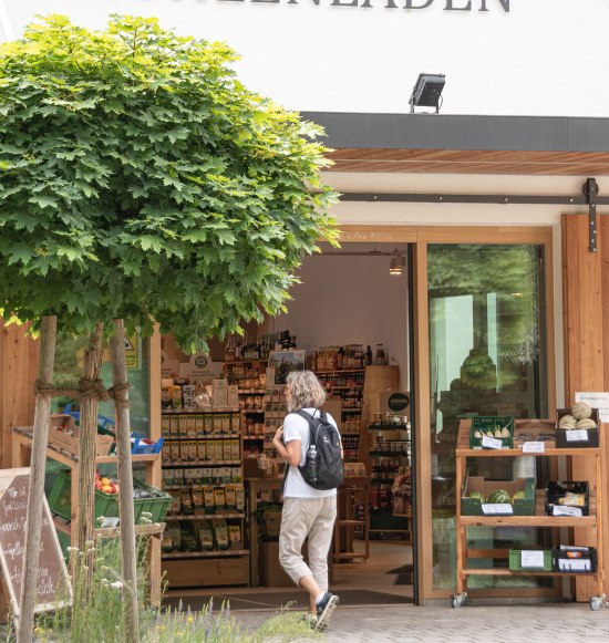 Frau betritt den M&uuml;hlenladen der Bruckmayer M&uuml;hle in Alt&ouml;tting, &copy; Inn-Salzach Tourismus