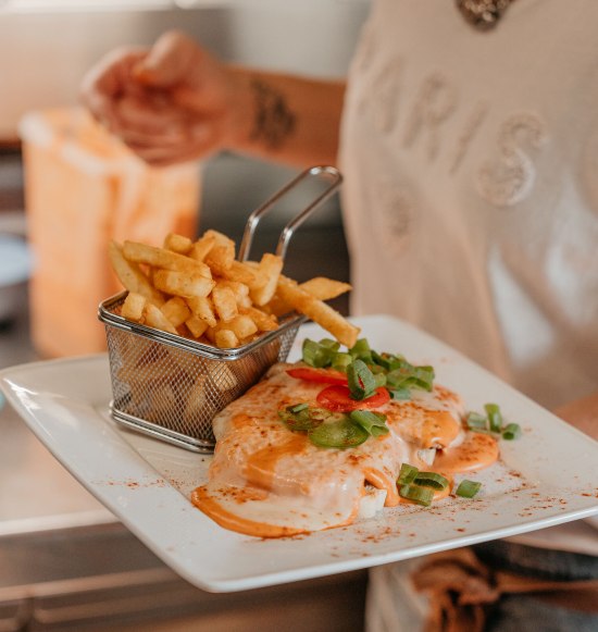 Teufelstoast mit Pommes wird serviert, &copy; Inn-Salzach Tourismus