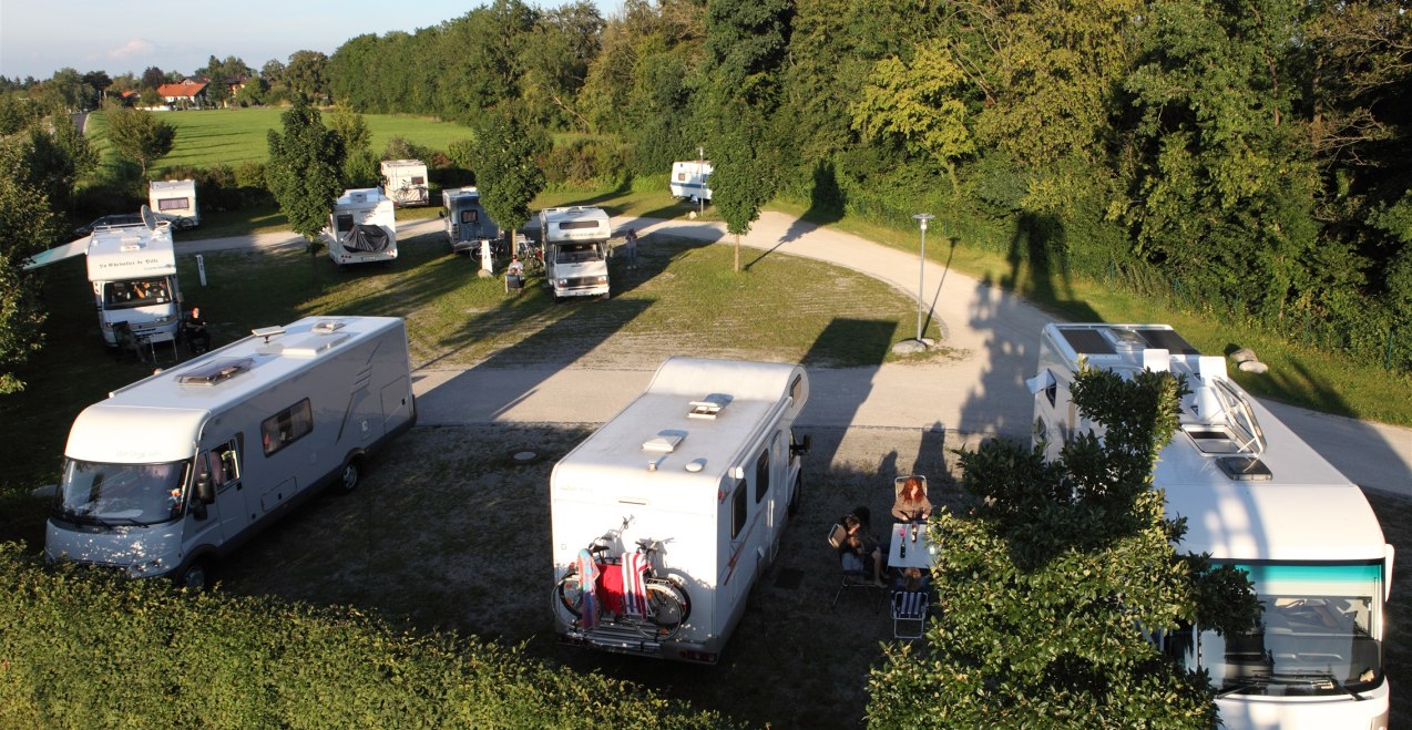 Wohnmobile auf dem Wohnmobilstellplatz in Burghausen, &copy; Burghauser Touristik GmbH
