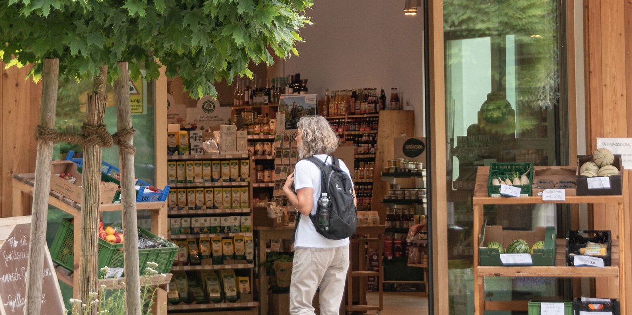 Frau betritt den M&uuml;hlenladen der Bruckmayer M&uuml;hle in Alt&ouml;tting, &copy; Inn-Salzach Tourismus