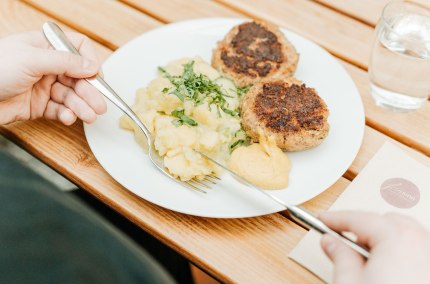 Fleischpflanzerl  mit Kartoffel-Gurken-Salat, &copy; Inn-Salzach Tourismus