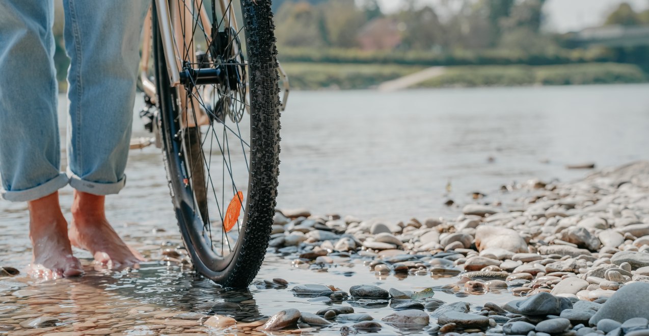 Barfu&szlig; mit Fahrrad am Salzachstrand, &copy; Inn-Salzach Tourismus