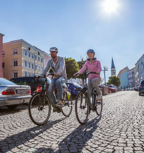 Radfahrer in M&uuml;hldorf a. Inn, &copy; Inn-Salzach Tourismus, Adrian Greiter