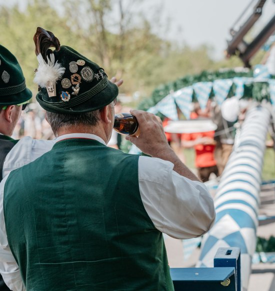 Maibaum aufstellen in Tracht, &copy; Inn-Salzach Tourismus