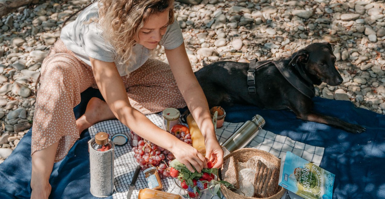Frau und Hund beim Picknick am Wasser, &copy; Inn-Salzach Tourismus