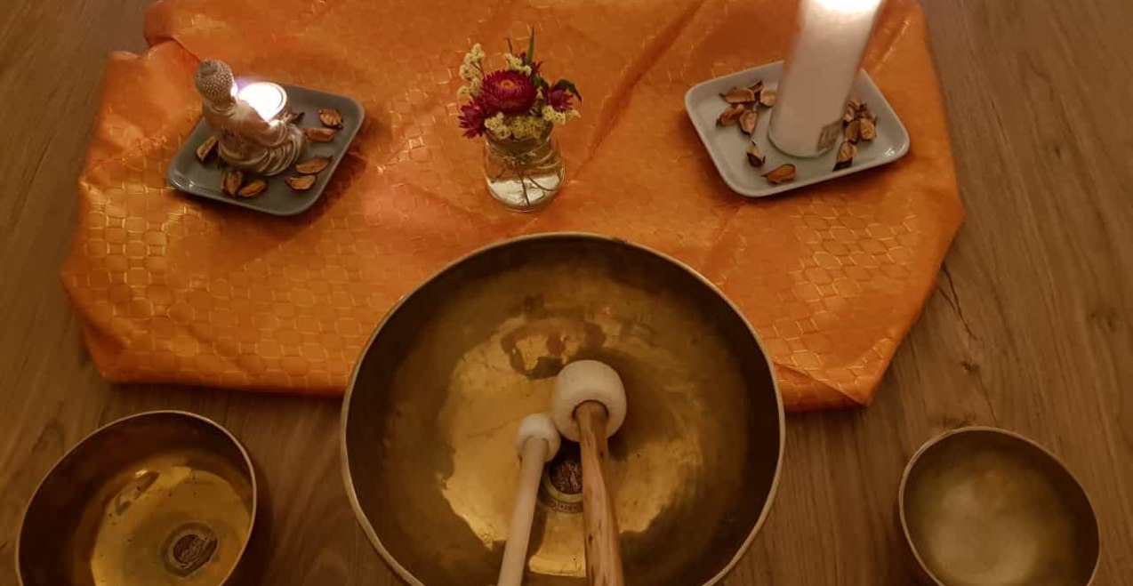Klangschalen mit Deko, &copy; Tanjas Yogawelt