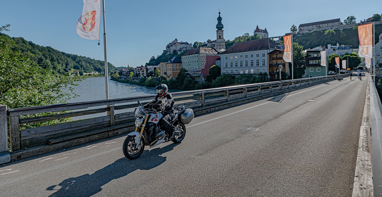 Motorradfahrt auf der Salzachbr&uuml;cke von Burghausen nach &Ouml;sterreich, &copy; Peter Wahl