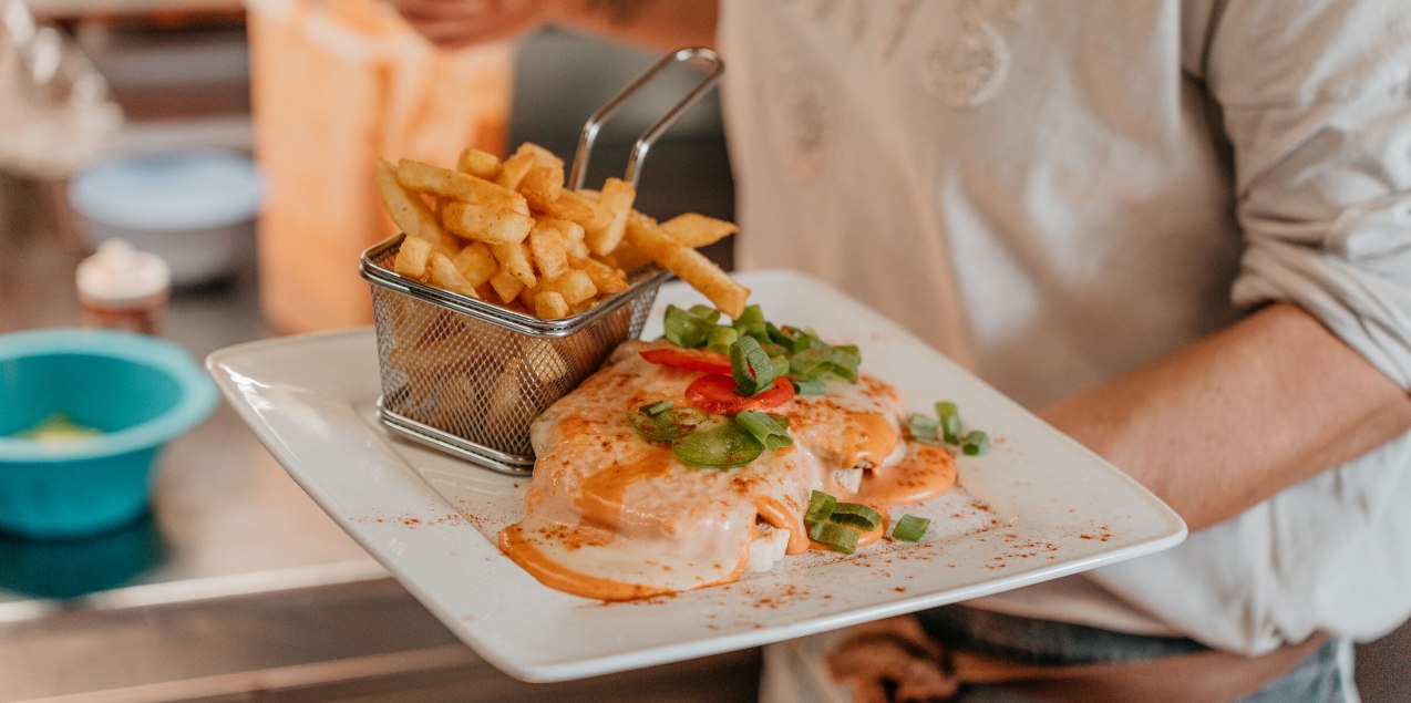 Teufelstoast mit Pommes wird serviert, &copy; Inn-Salzach Tourismus