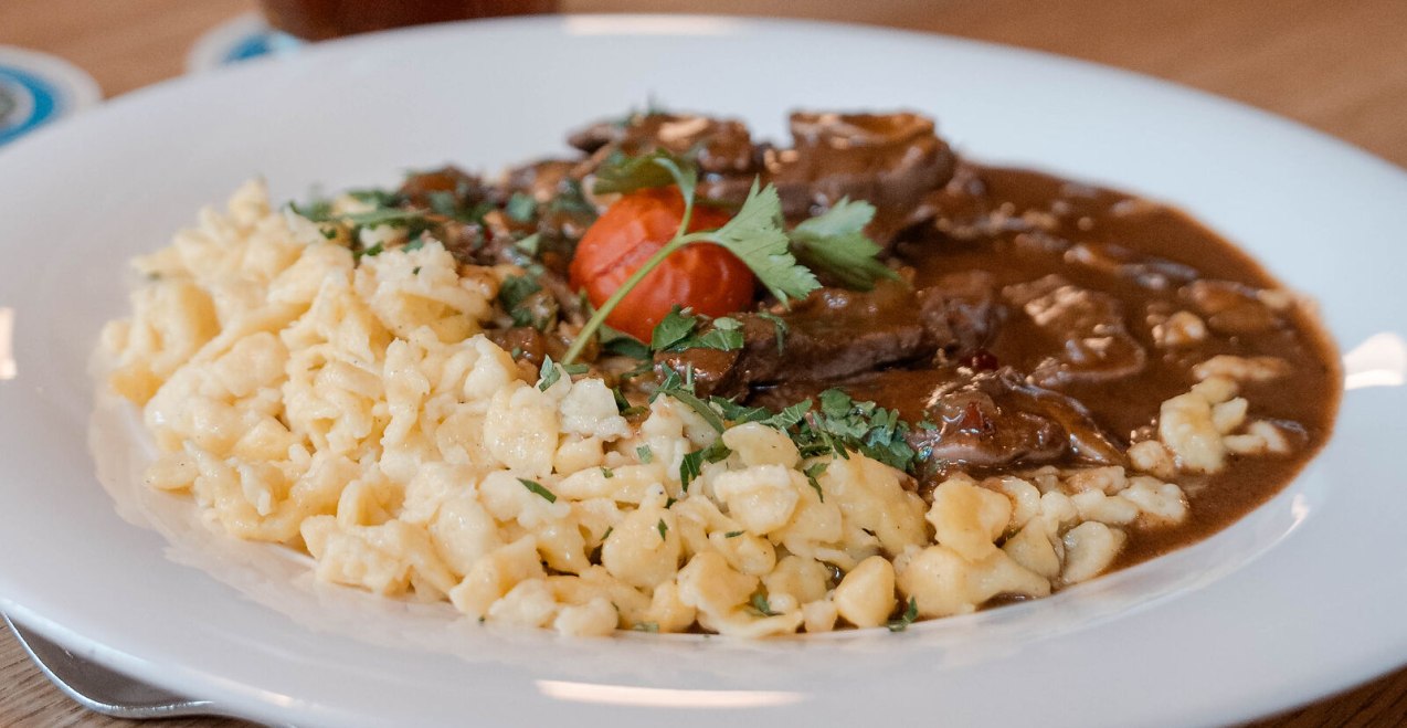 Hirschgeschnetzeltes mit Sp&auml;tzle, &copy; Inn-Salzach Tourismus