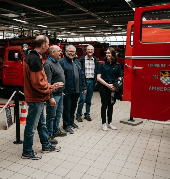 Gruppe bei einer F&uuml;hrung im Feuerwehrmuseum Bayern, &copy; Inn-Salzach Tourismus