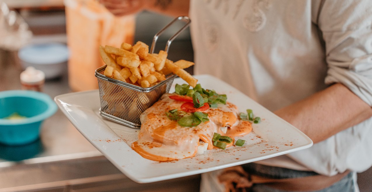 Teufelstoast mit Pommes wird serviert, &copy; Inn-Salzach Tourismus