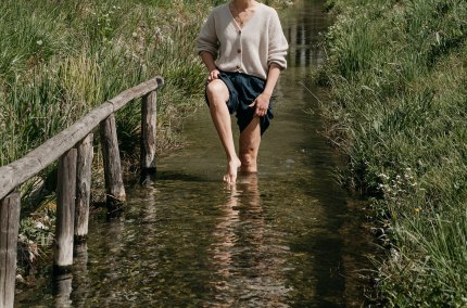 Frau beim Kneippen im Bachlauf, &copy; Inn-Salzach Tourismus