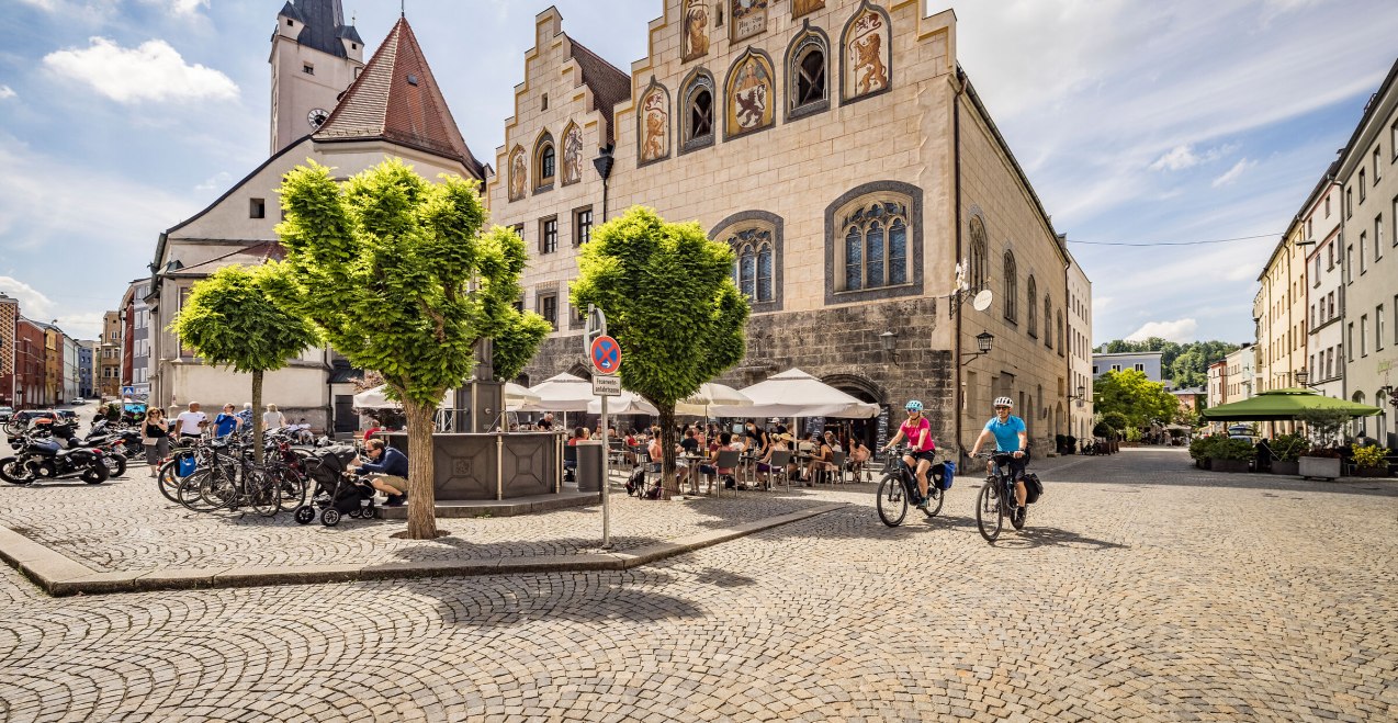 Marienplatz mit Rathaus, Wasserburg a.Inn, &copy; Chiemsee Alpenland Tourismus/Innradweg