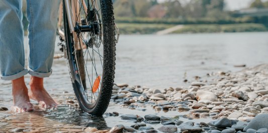 Barfu&szlig; mit Fahrrad am Salzachstrand, &copy; Inn-Salzach Tourismus
