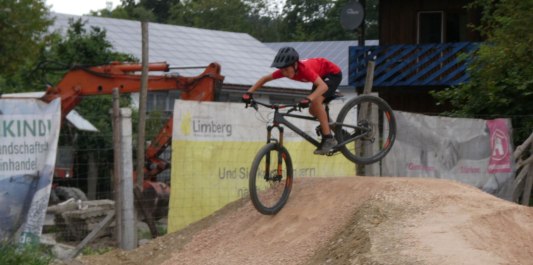 Radfahrer &uuml;bt sich auf dem Pumptrack in Perach, &copy; ILE Holzland - Inntal