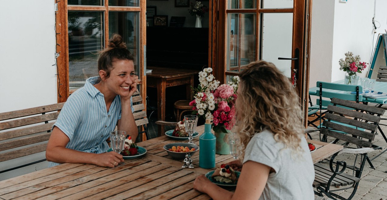 Frauen beim Kaffeeklatsch im Hofcafe, &copy; Inn-Salzach Tourismus