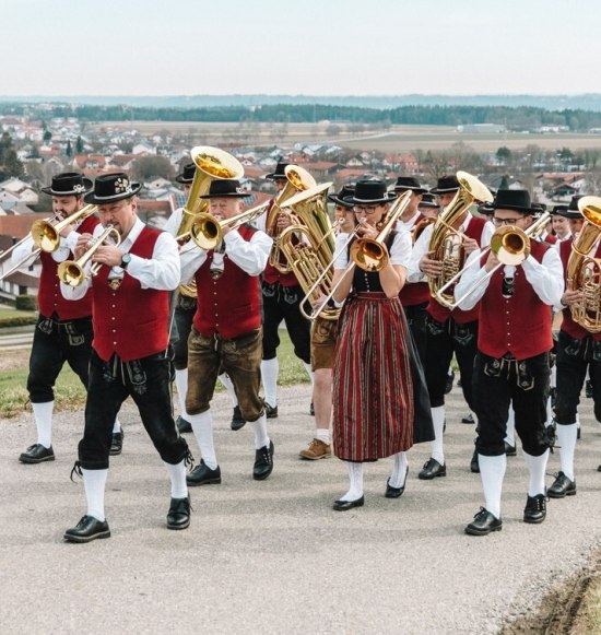 Blaskapelle des Aschauer Musikvereins bei einem Umzug, &copy; Musikverein Aschau