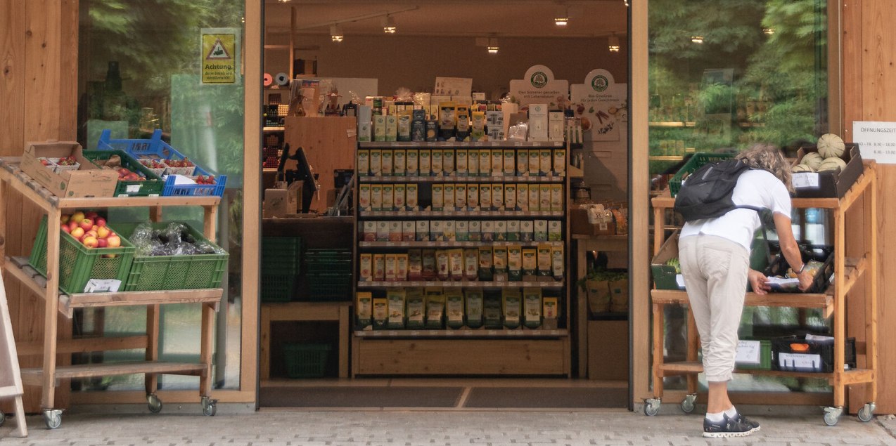 Frau beim Einkaufen im Hofladen Bruckmayer M&uuml;hle, &copy; Inn-Salzach Tourismus