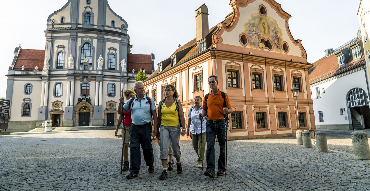 Pilger vor der Basilika St. Anna in Alt&ouml;tting, &copy; Inn-Salzach Tourismus