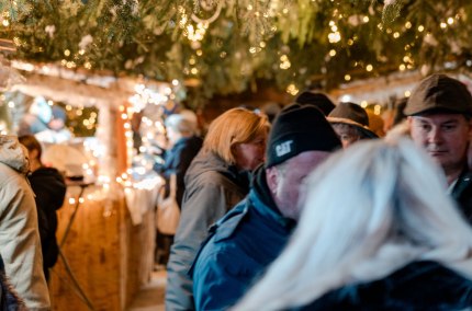 Besucher auf der Erhartinger Bergweihnacht, &copy; Inn-Salzach Tourismus