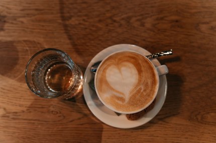 Cappuccino und ein Glas Wasser dazu, &copy; Inn-Salzach Tourismus